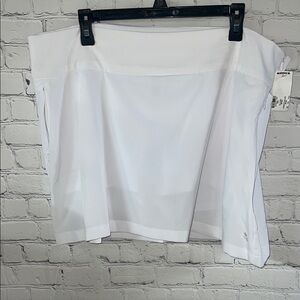 Tek Gear White Skort. Two side zippered pockets.  Spandex New with tags..